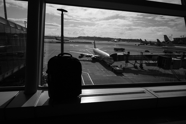 Lowepro RL x450 AW II in airport with plane