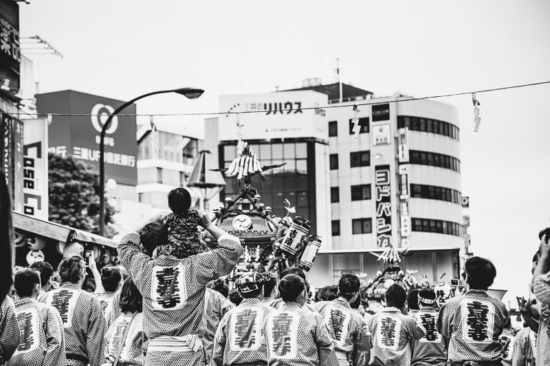 Crowd finding a una for the mikoshi