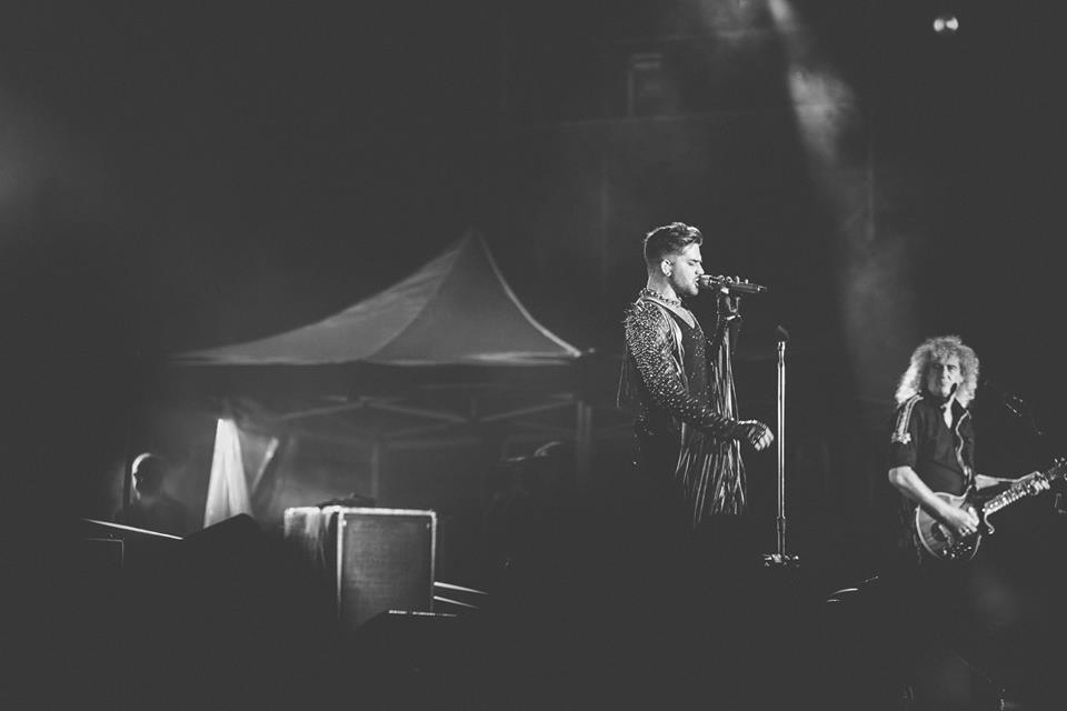 Adam Lambert and Brain May on stage