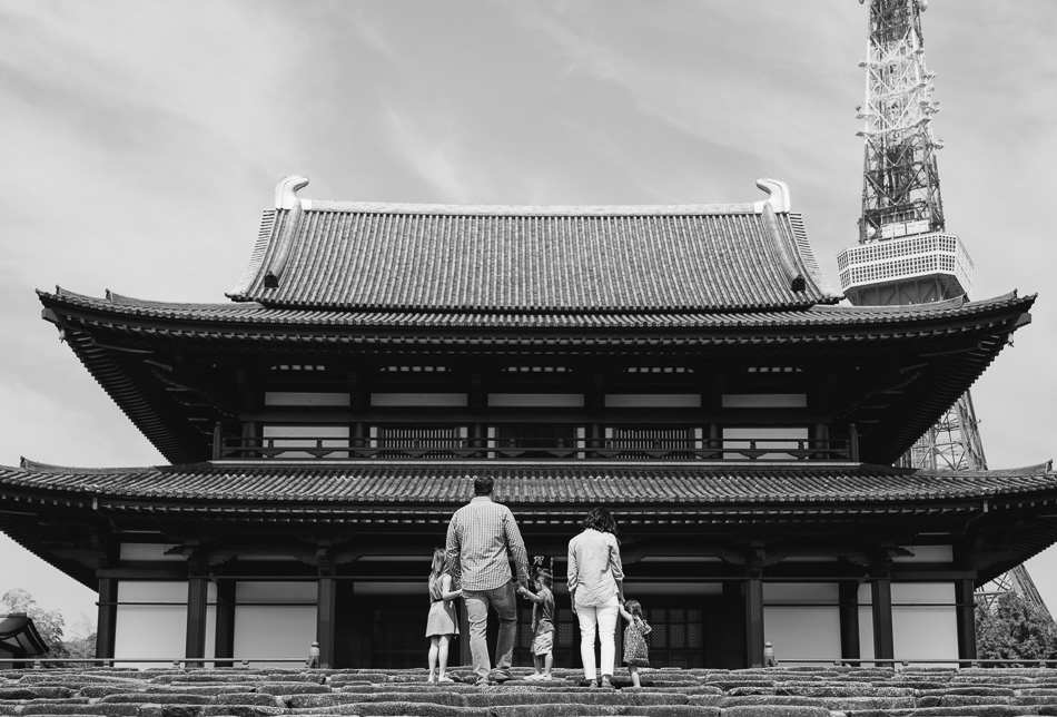 Family in front of Tokyo's Zozoji temple