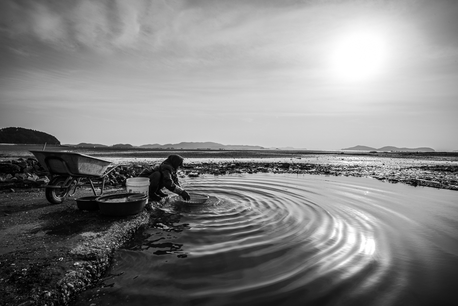 Water ripples come out from the effort of a working man in Korea