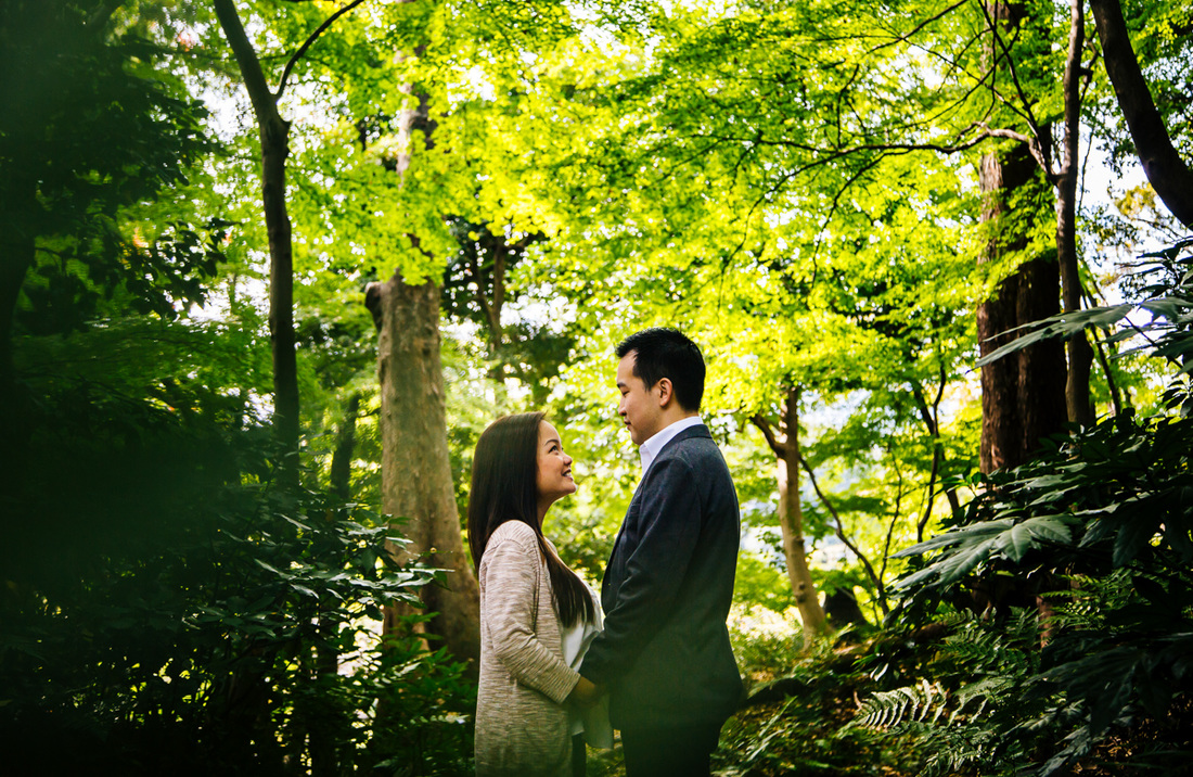 couples portrait in Japanese garden