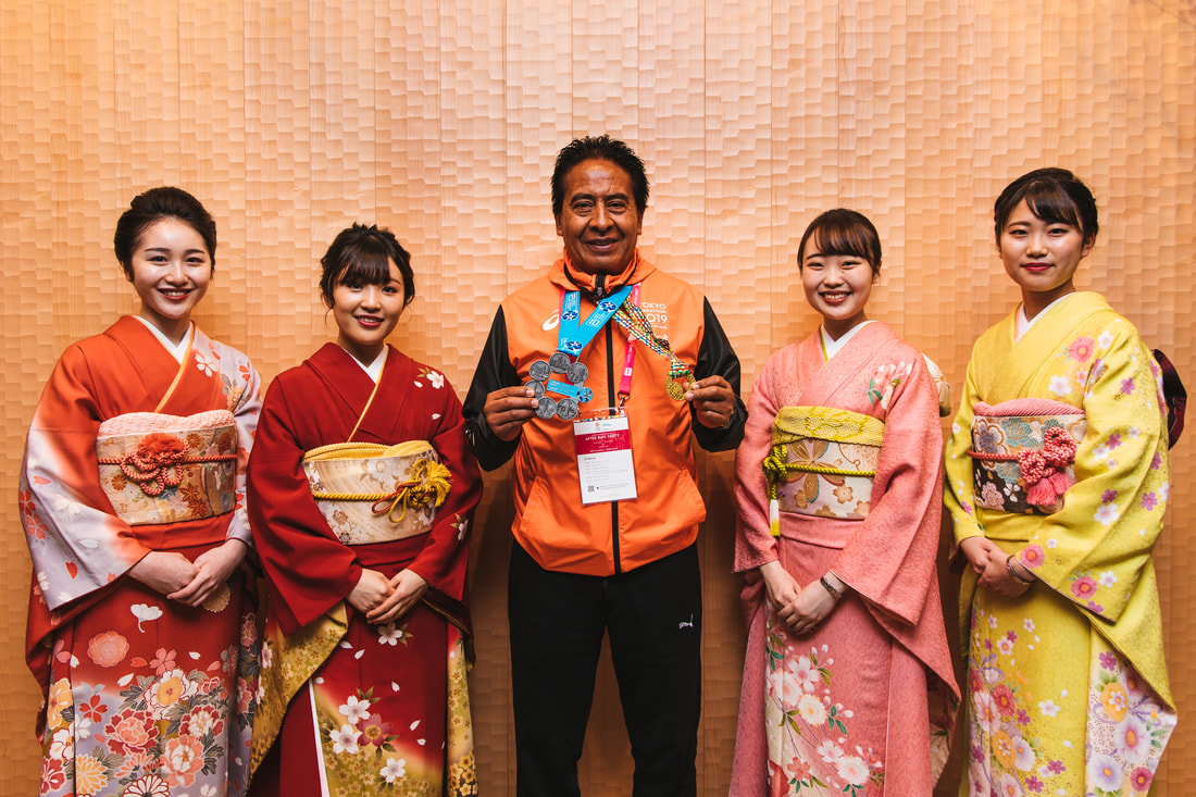 Medal winner poses with kimono clad women